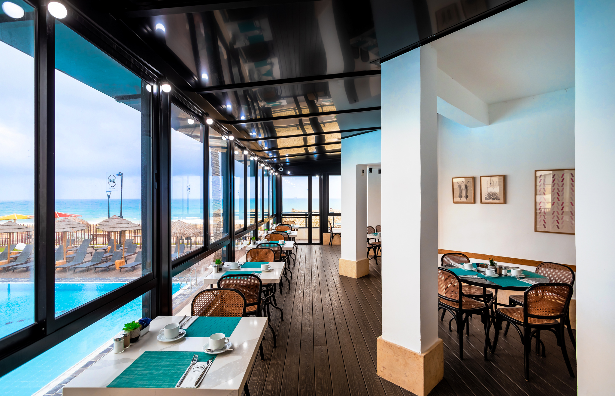 חדר האוכל פונה לים התיכון במלון ג׳ייקוב סי לייף בנהריה