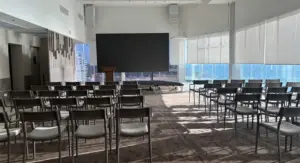 אולם Sky בקומה 22 מסודר לכנס עסקי, עם נוף לים ומערכות מולטימדיה מתקדמות