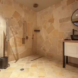 שירותים ומקלחת חדר נגיש ג'ייקוב מצפה רמון