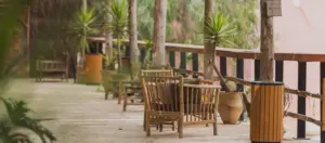 פינת ישיבה במרפסת החיצונית, מלון ג'ייקוב מצפה רמון