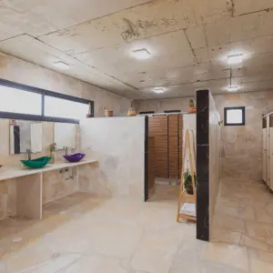 מקלחת ושירותים של מתחם האוהלי הגלמפינג