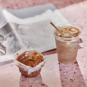 קפה קר ומאפה בג'ייקוב שינקין תל אביב