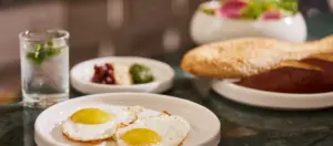 ארוחת בוקר עם ביצים