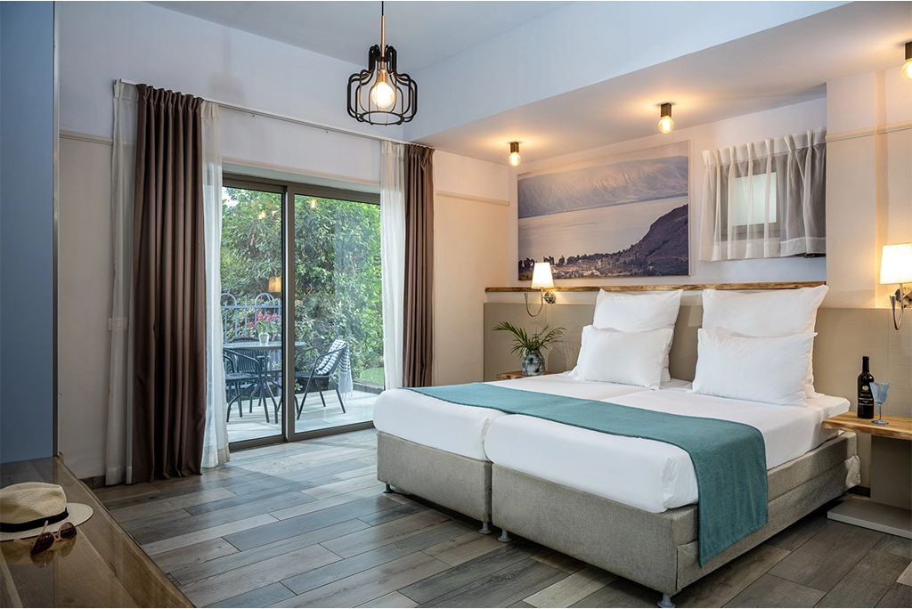 חדר דלאקס גארדן, ג'ייקוב אוהלו כנרת