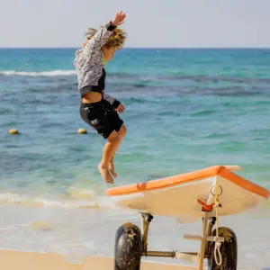 ילד קופץ על רקע הים