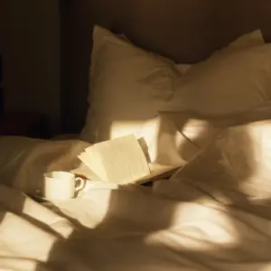 ספר על מיטה זוגית בבית מלון