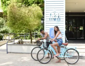 רוכבים על אופניים