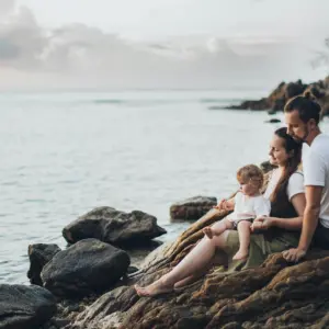 זוג וילדה בחופשה ליד הכנרת
