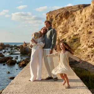 משפחה ליד הים