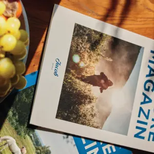 מגזין אקספלור על שולחן