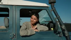 אישה צעירה מסתכלת מחלון במהלך טיול ג'יפים
