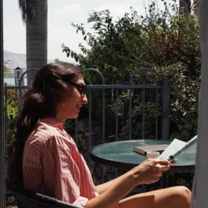 אישה קוראת ספר ליד השולחן